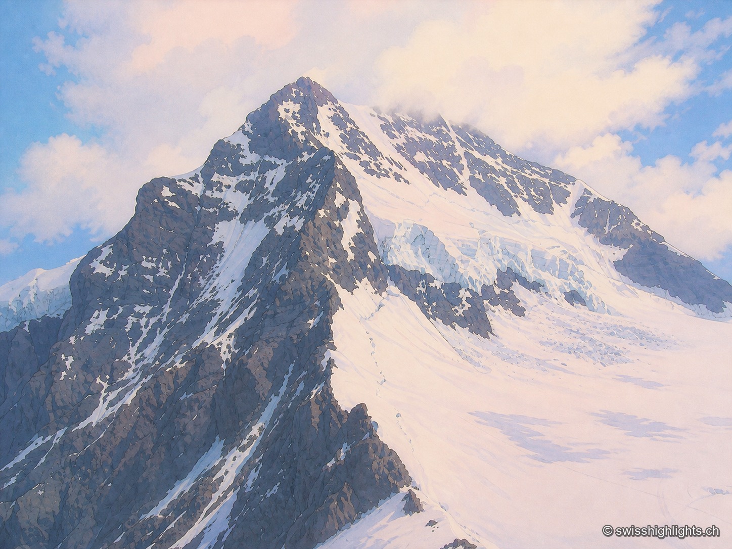 Le sommet enneigé du Mönch et le plateau glaciaire qui s'étend à ses pieds, sous un ciel dégagé strié de nuages roses de fin de journée ; des traces de pas ponctuent la neige au premier plan.
