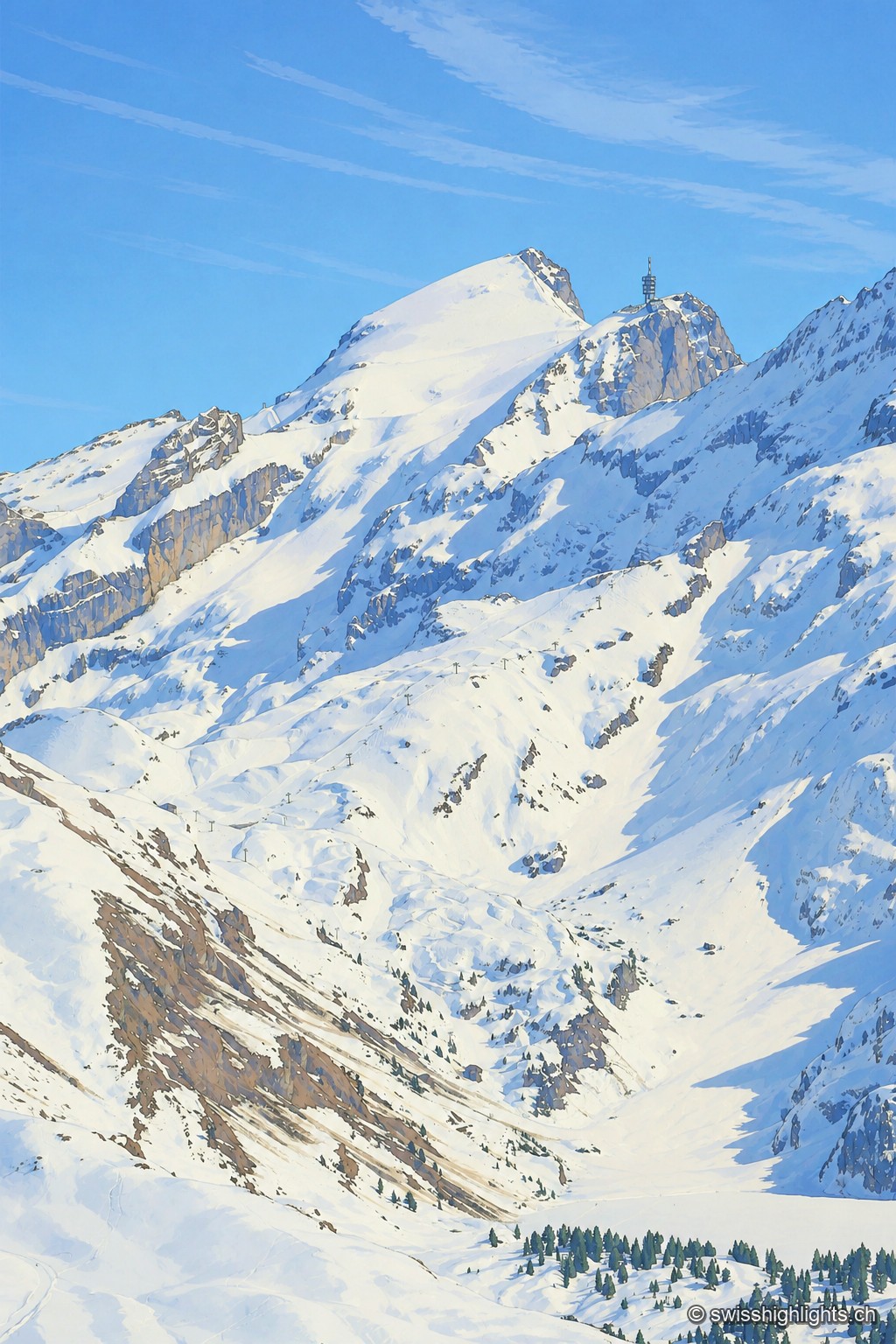 Le sommet enneigé du Titlis se dresse en pointe blanche sur un ciel bleu, prolongé à droite par un éperon rocheux couronné d'une tour d'antennes ; en contrebas, névés et parois rocheuses dominent un large bassin de neige que traverse une remontée mécanique.